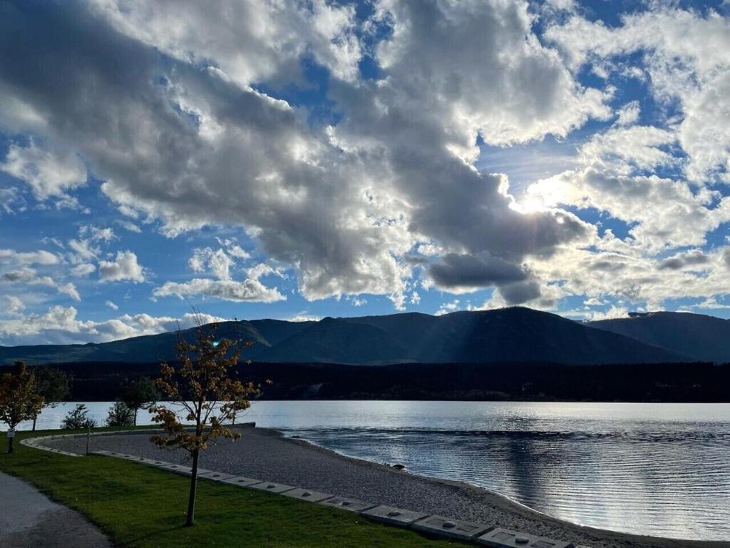 Akiskinook At Windermere Lake - Private Beach Access - New Pool And Hot Tub Now Open! Invermere Exterior photo